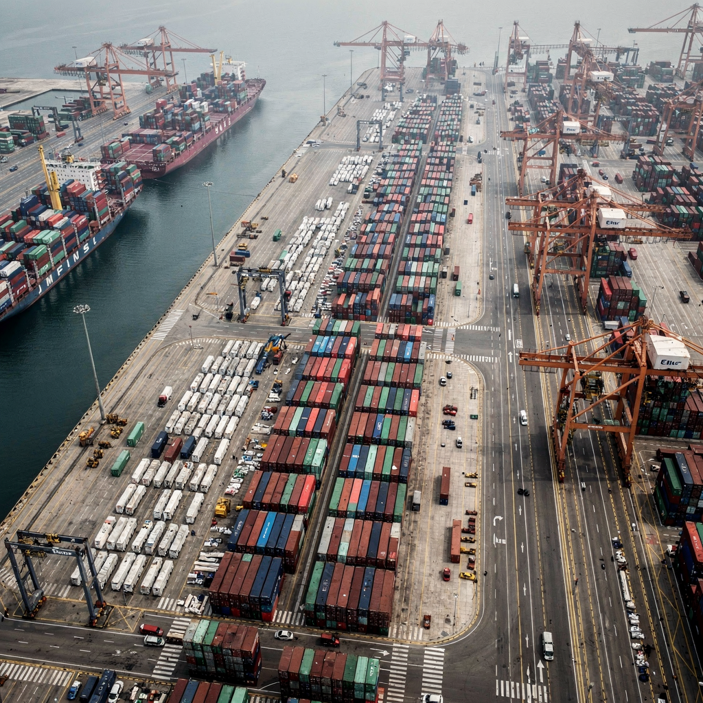 Reduce terminal bottlenecks simulation in port operations